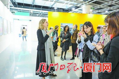 艺术家、策展人为观众导览。(摄影季主办方提供)