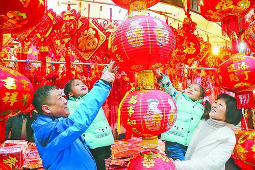 老手艺、传统民俗具有永久的魅力,受到市民的喜爱。(记者 姚凡 摄)