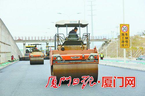海翔大道海沧段提升改造工程在做最后的沥青摊铺施工。(本报记者王协云摄)