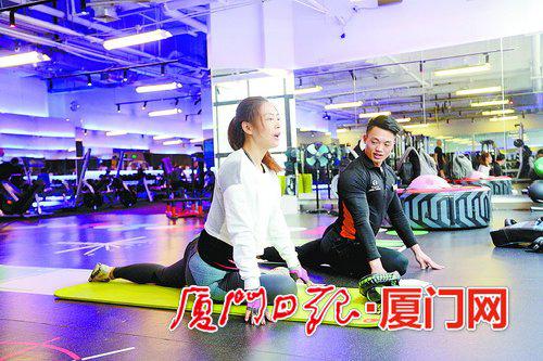 全真瑜伽健身中心教練對學員進行一對一指導。