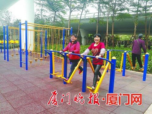 -周边居民在公园休闲锻炼。