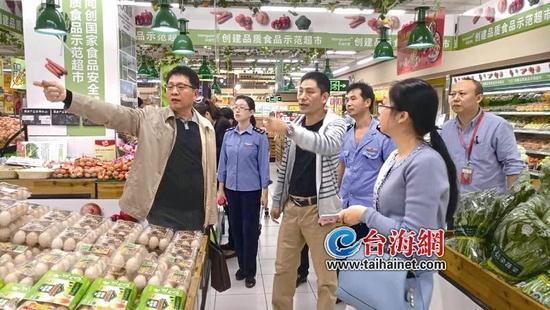 ▲厦门市市场监管局洪龙泉副局长带队检查“品质食品示范超市”创建工作