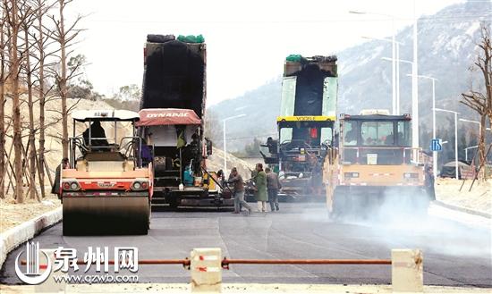 施工队摊铺道路沥青