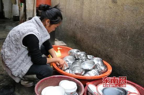 王赛玉每天凌晨4点多到镇上早餐店打工