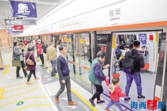 如今,不少市民选择乘坐地铁出行。