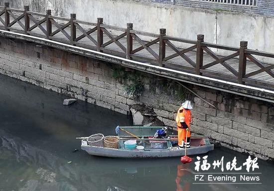 昨日,环保执法人员在台江区河下街附近发现一个排污口。