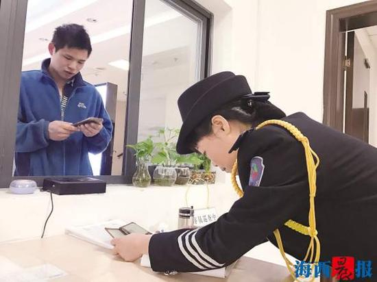 正在工作中的许宝莲(右)。