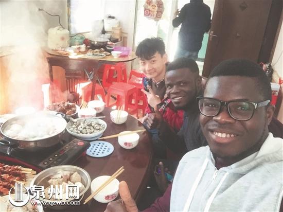 除夕中午,齐迹(右一)在朋友家吃“年夜饭”。(齐迹 供图)