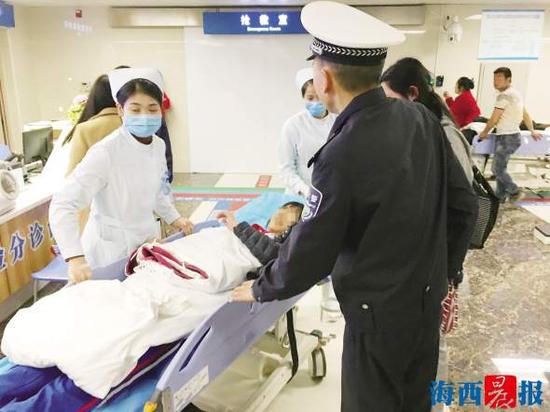 辅警董永记协助医护人员将女学生送急诊。