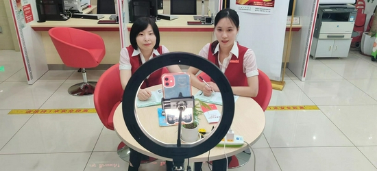 台江支行开展线上直播活动,讲解《防范电信网络诈骗》宣传手册和分行“关爱老年客户666”宣传折页