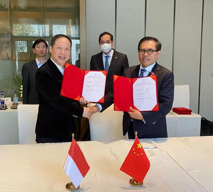 图:印尼驻华大使周浩黎(前排右)与燕之屋董事长黄健(前排左)签订协议