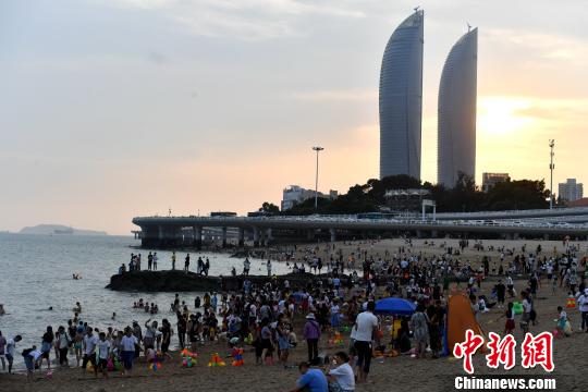 游客在厦门白城沙滩游玩。吕明摄