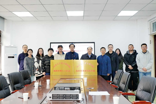 参加签约仪式的领导和嘉宾做了合影留念。