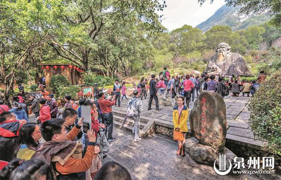 每年春节期间,老君岩总能引来大量游客。(陈起拓 摄)