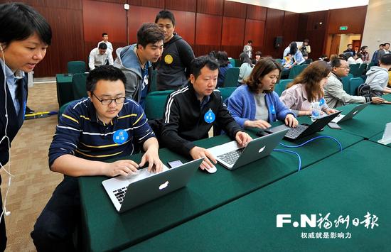 《福州日报》记者在新闻中心进行网络测试。