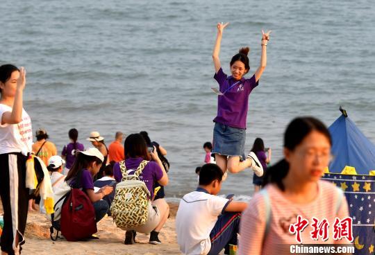 游客在厦大海滩拍照留念。吕明摄