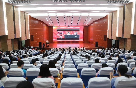 福建省外语文学会会长杨信彰教授主持2022年全国英语师范专业认证暨外语教师专业发展学术论坛开幕式(摄影:陈南君)