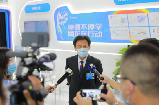 网龙首席执行官熊立博士在现场介绍网龙“停课不停学”产品