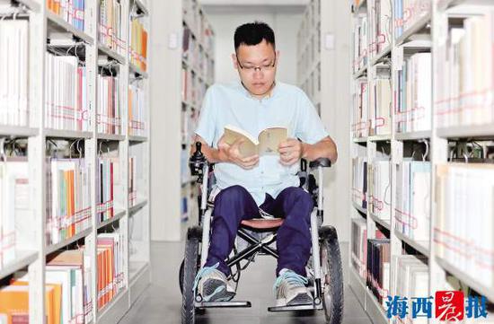 大学图书馆是江溢洲常常去的地方。记者 唐光峰 摄