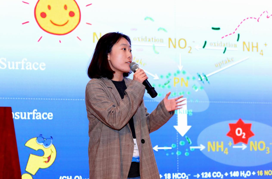刘婧同学在做报告