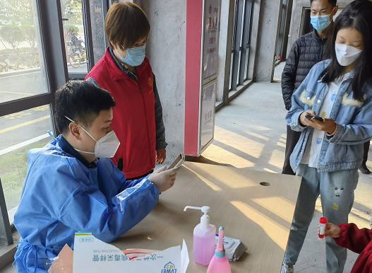 建行志愿队共筑防疫线,图为建行福州闽侯支行党员参与社区核酸检测等防疫工作。