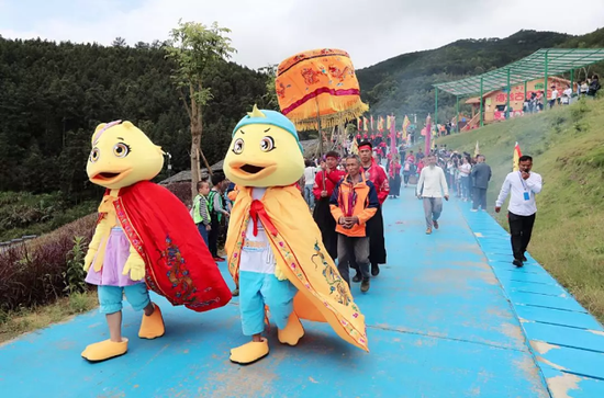 祭窑仪式结束后,开启祭窑巡游盛典