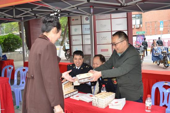 区安监局人员给群众赠送安全生产法规汇编