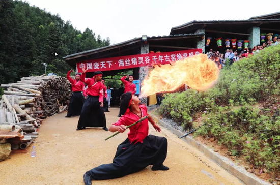 宋代窑工虔诚地跳着祭舞,吸引众多游客围观
