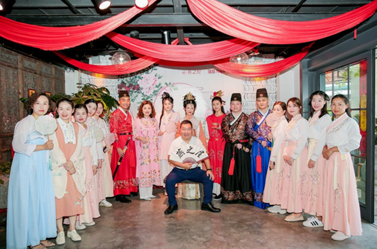 图:燕之屋总裁李有泉先生(中间)与在场嘉宾合影留念