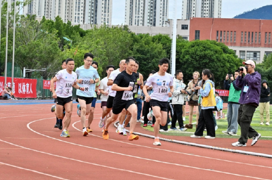 图为运动会田径赛事中，教师代表队在跑道上角逐。林佳铭  供图