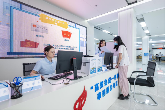 图说：“高效办成一件事”审前服务专区让市民办事更高效便捷。本报记者 林双伟摄