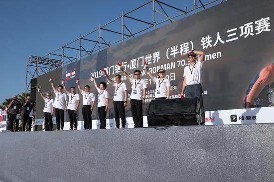 来自厦门市人民政府,万达体育集团,厦门市体育局,厦门路桥建设集团,世界铁人公司中国区,厦门银行的领导和嘉宾出席了开幕式。