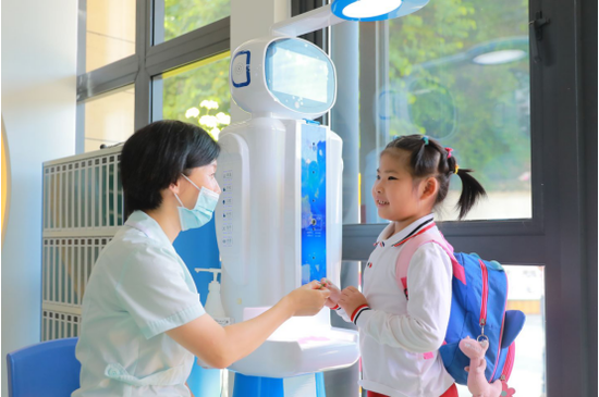 负责晨检的AI机器人,可以帮助小朋友完成身高、体重、体温、手足口检测等