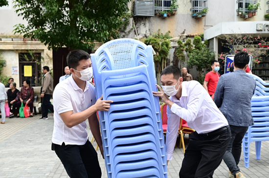 党员志愿者布置场地