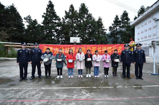 开展捐书活动