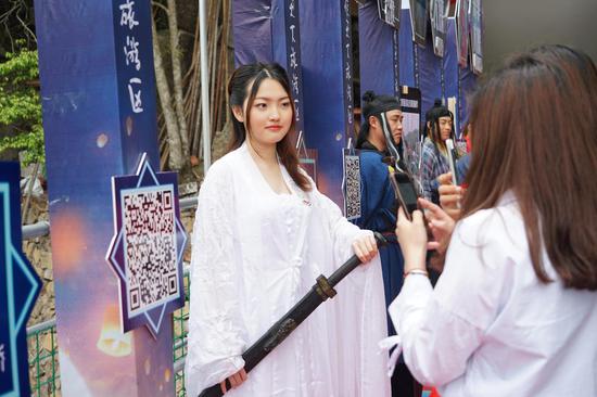游客扫描支付1元,即有“大侠”陪你过悬桥