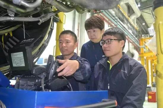 新科宇航科技有限公司的发动机维修工程师进行技术攻关