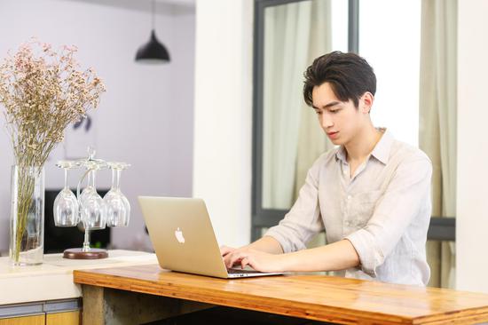 《时光教会我爱你》厦门开机 土味情话引发布