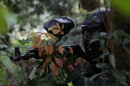 特战队员利用树木隐蔽