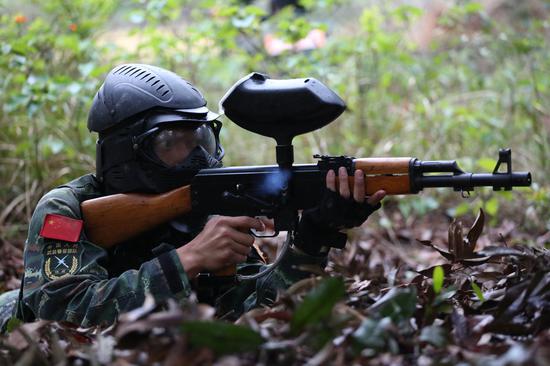 特战队员对目标实施打击