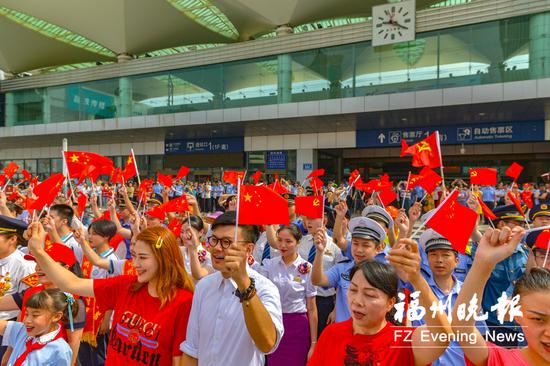 福州火车站南广场举行红歌“快闪”活动。