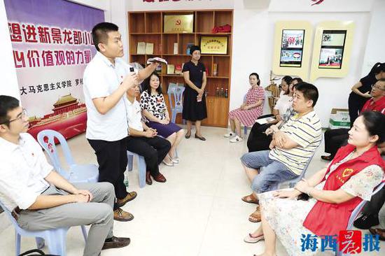 专家与居民面对面交流。
