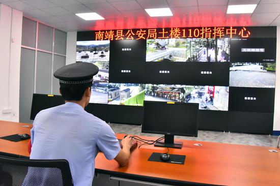 8月13日,“土楼110”指挥中心正式投入使用,工作人员正在对景区各个角落进行实时监控