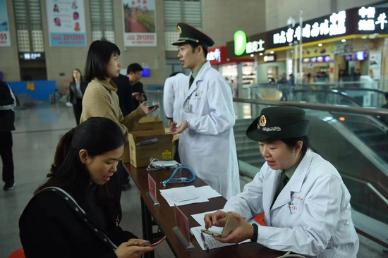 联勤保障部队第九零九医院在漳州站为旅客提供义诊，并现场演示教学心肺复苏。