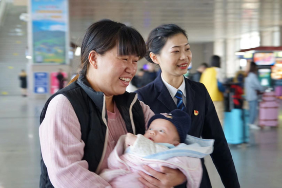 漳州站党员为车站重点旅客提供温馨服务。