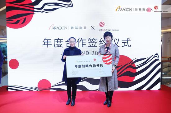 胡昉昉女士(左一),翁园园女士(右一)