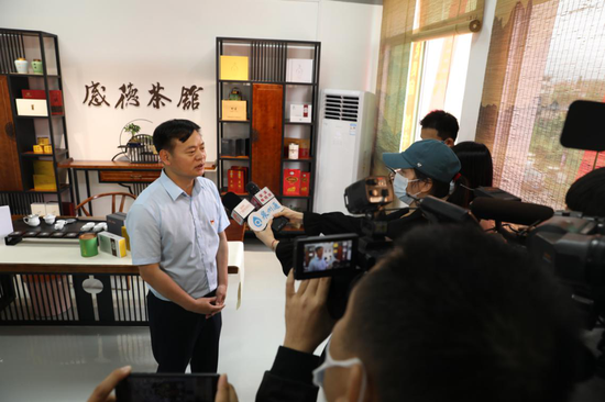 感德镇镇长林清杰接受媒体采访