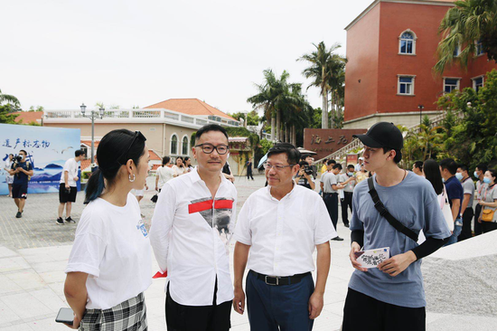 A股上市公司万里石董事长胡精沛,ATENO天诺国际创办人、设计总监孙建华接受媒体直播采访