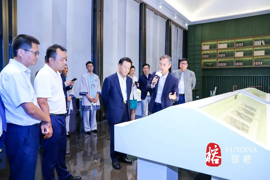 嘉宾参观臻|文化空间