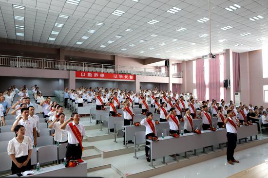 在政和县2020年教育工作大会上,教师集体宣誓。吕岩森摄